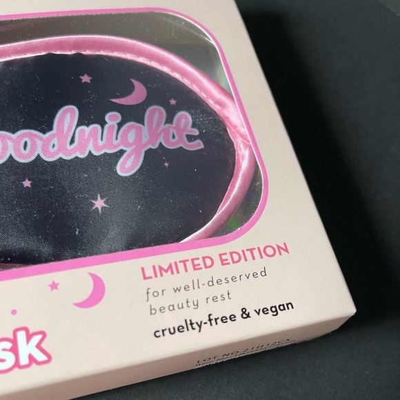 🌙 Crème shop x Hello Kitty satin sleep mask new and in box 🩷 - Picture 4 of 5